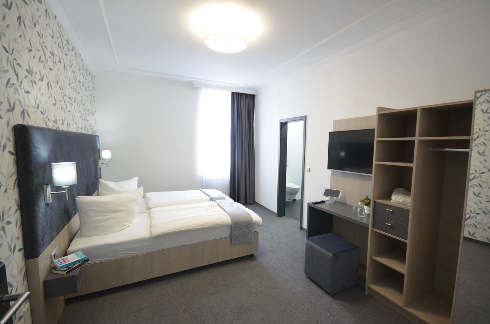 Doppelzimmer mit Boxspringbett und Smart-TV