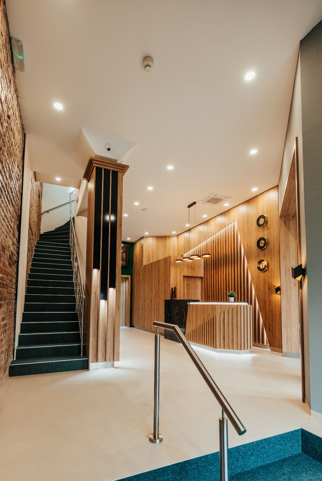 Lobby mit Treppe und Holzlamellen