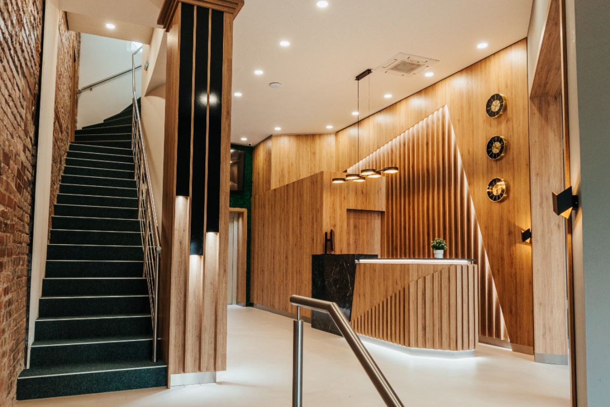 Rezeption und Treppe des N9 Hotels mit Holzlamellen